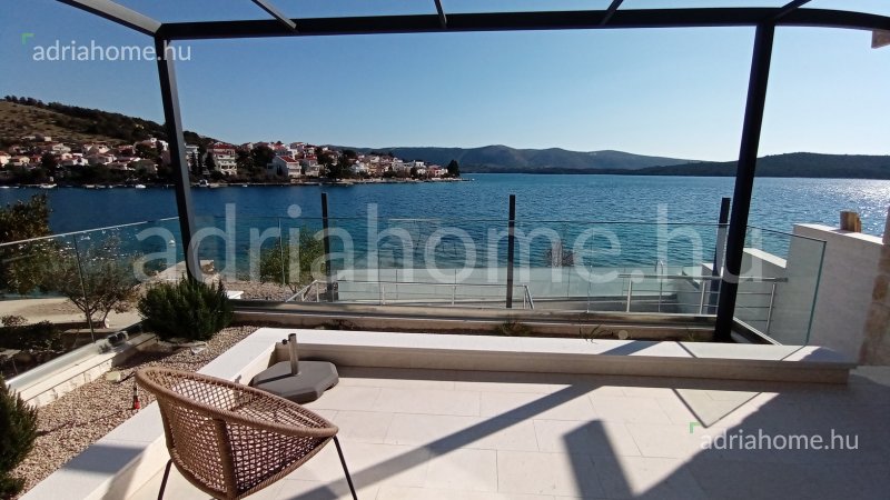 Šibenik környéke – Tágas apartman az első sorban 
