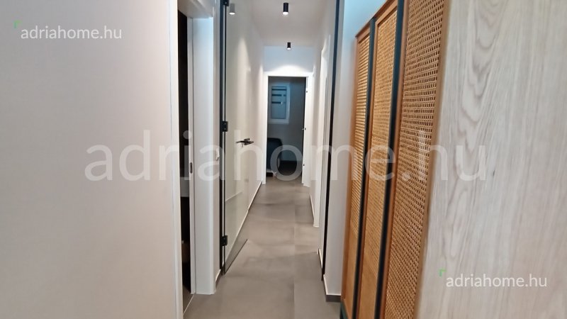 Šibenik környéke – Tágas apartman az első sorban 