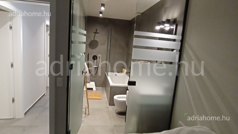 Šibenik környéke – Tágas apartman az első sorban 