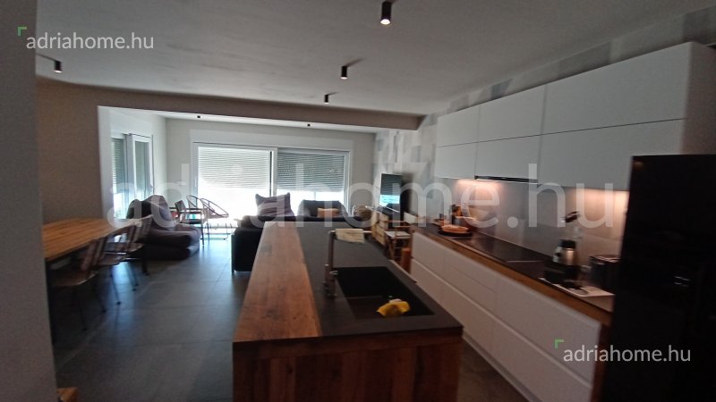 Šibenik környéke – Tágas apartman az első sorban 