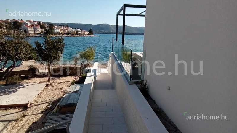 Šibenik környéke – Tágas apartman az első sorban 