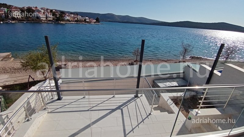 Šibenik környéke – Tágas apartman az első sorban 