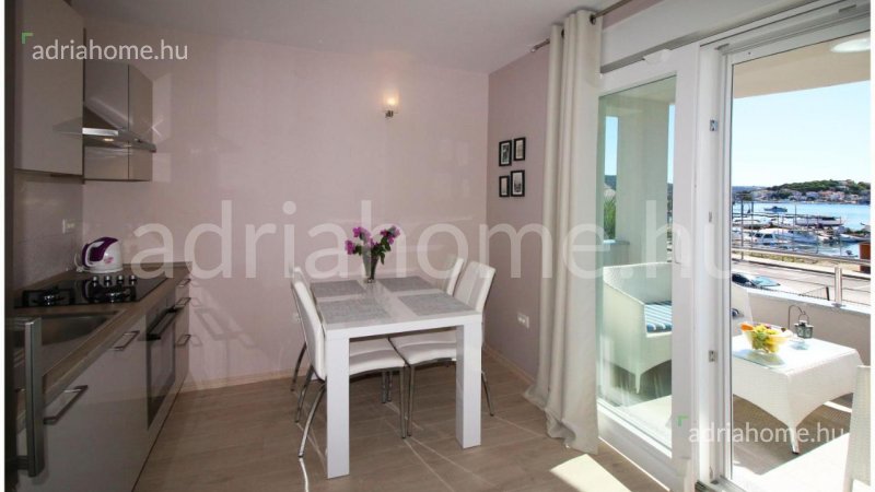Rogoznica - Apartmanház 6 új apartmannal a központban, 1. sor 