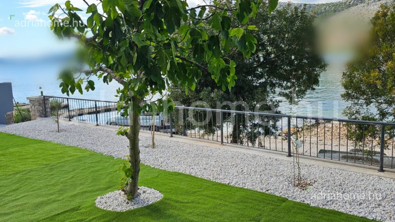 Trogir környéke – Felújított, bútorozott villa kiváló helyen, 1. sorban a tengertől 