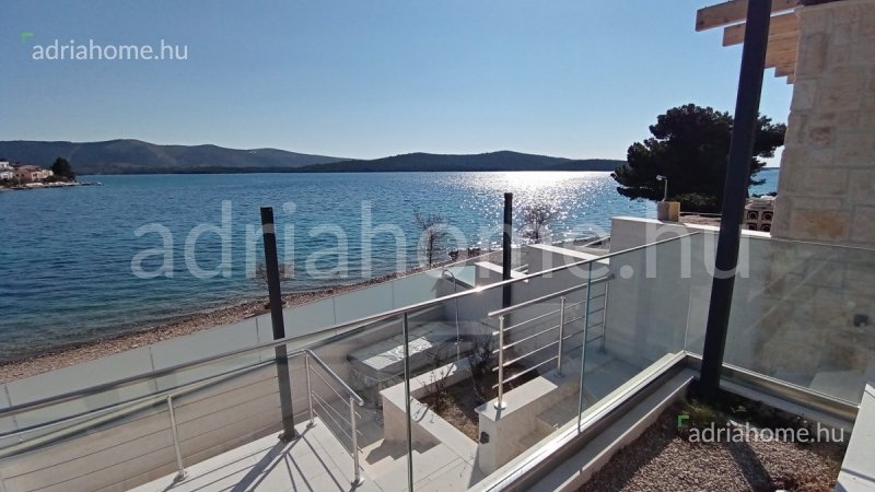 Šibenik környéke – Tágas apartman az első sorban 