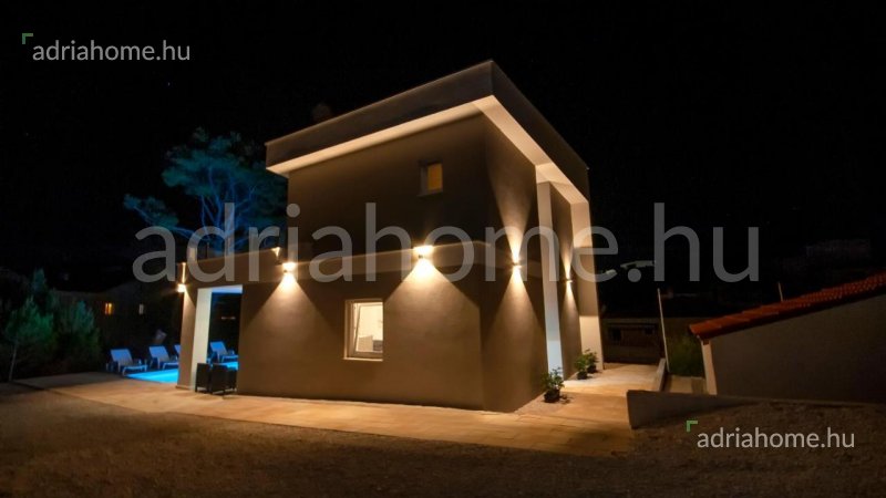 Brač – New family house with pool overlooking the sea