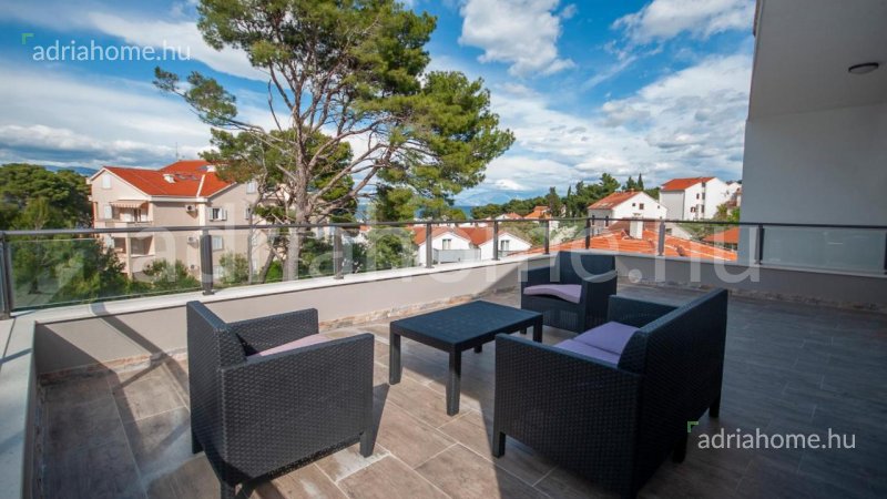 Brač – New family house with pool overlooking the sea