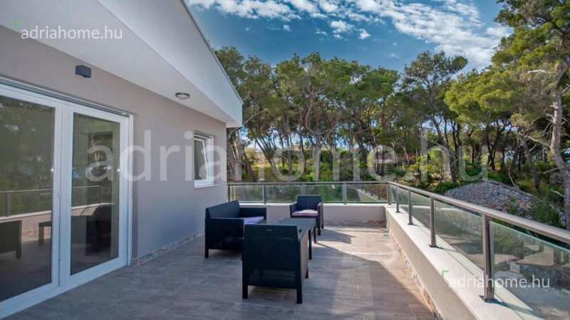 Brač – New family house with pool overlooking the sea