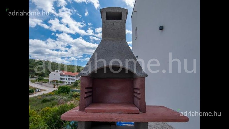 Brač – New family house with pool overlooking the sea