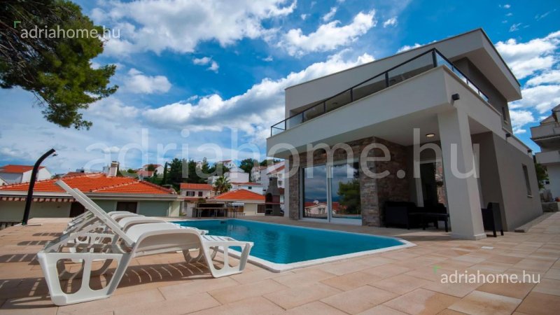 Brač – New family house with pool overlooking the sea