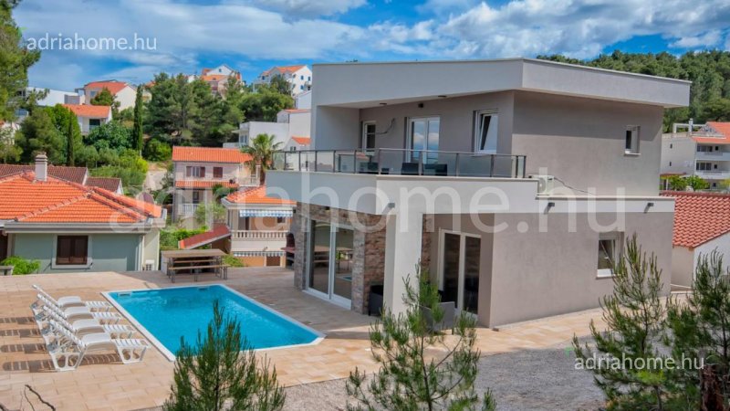Brač – New family house with pool overlooking the sea