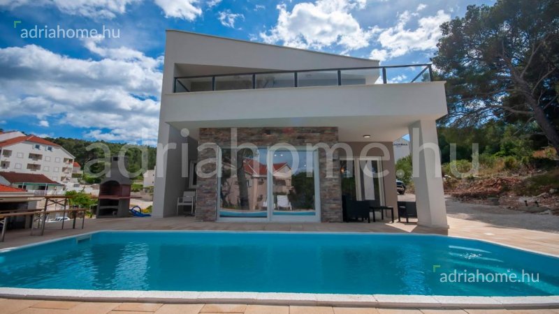 Brač – New family house with pool overlooking the sea