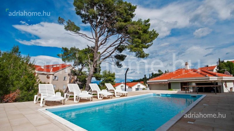 Brač – New family house with pool overlooking the sea