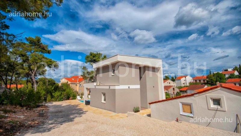 Brač – New family house with pool overlooking the sea