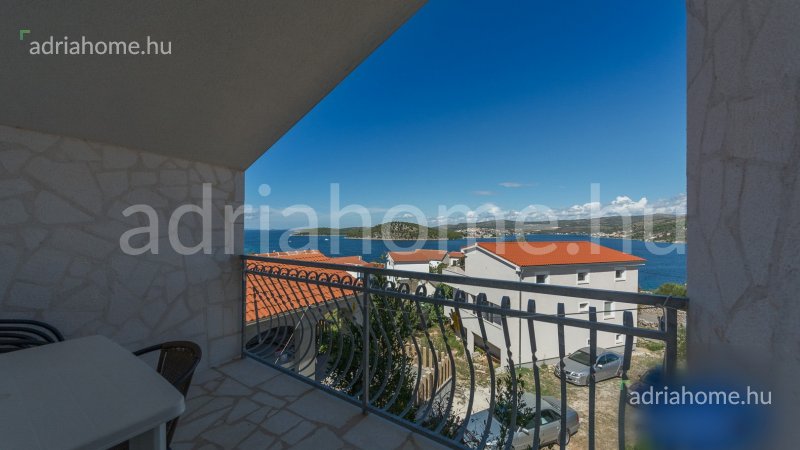 Rogoznica - Apartmanska kuća s bazenom pokraj Rogoznice