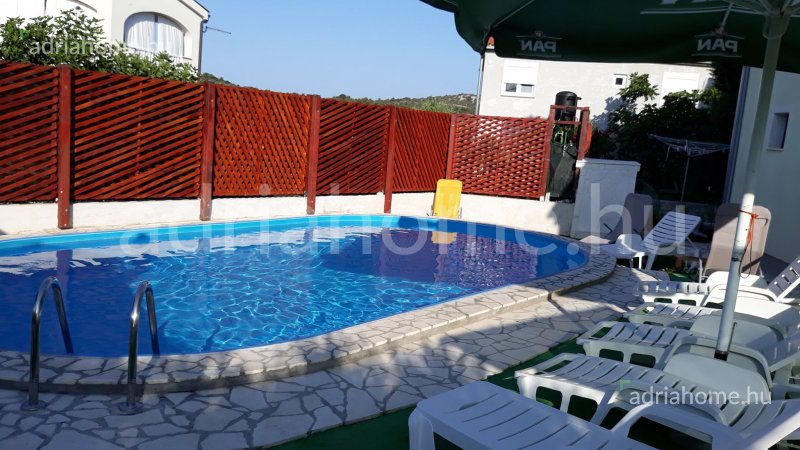 Rogoznica - Apartmanska kuća s bazenom pokraj Rogoznice
