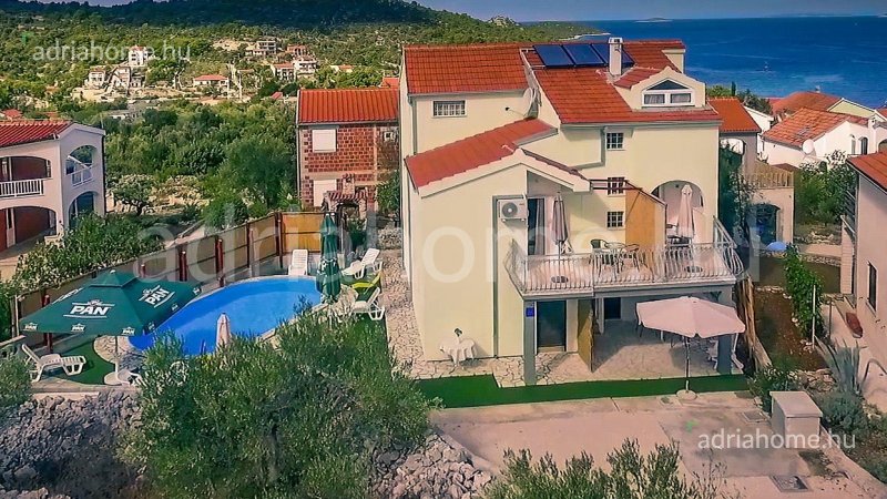Rogoznica - Apartmanska kuća s bazenom pokraj Rogoznice