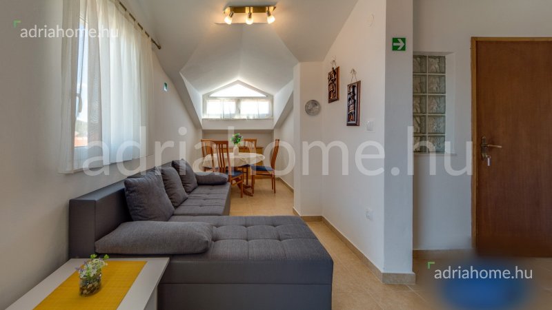 Rogoznica - Apartmanska kuća s bazenom pokraj Rogoznice