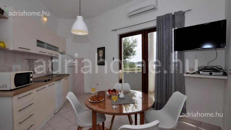 Rogoznica - Novi apartmani 2. red od mora, namješteni