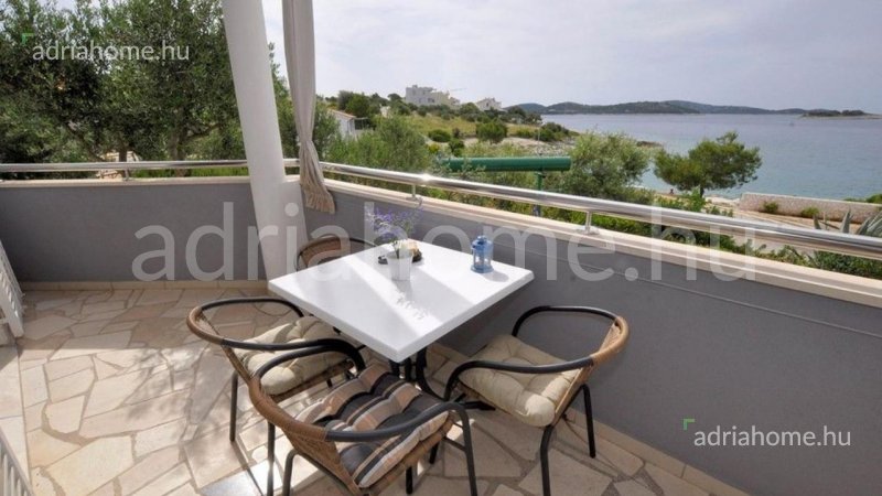 Rogoznica - Novi apartmani 2. red od mora, namješteni