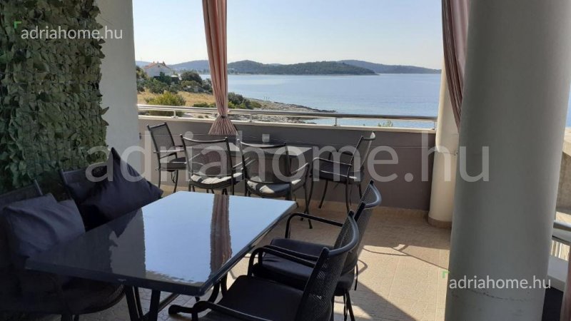 Rogoznica - Novi apartmani 2. red od mora, namješteni