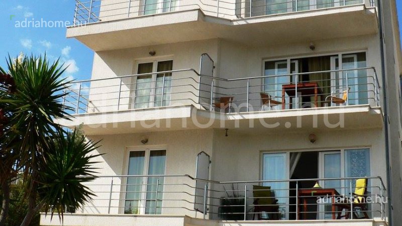 Rogoznica – Six-apartment house in the second row