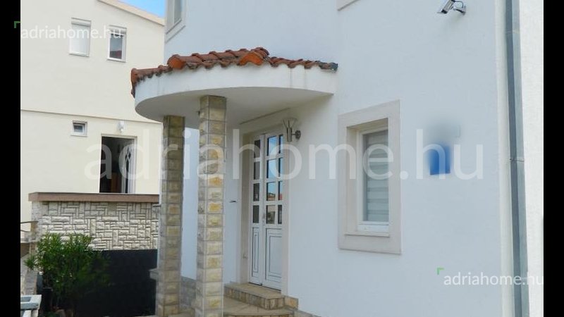 Rogoznica – Six-apartment house in the second row