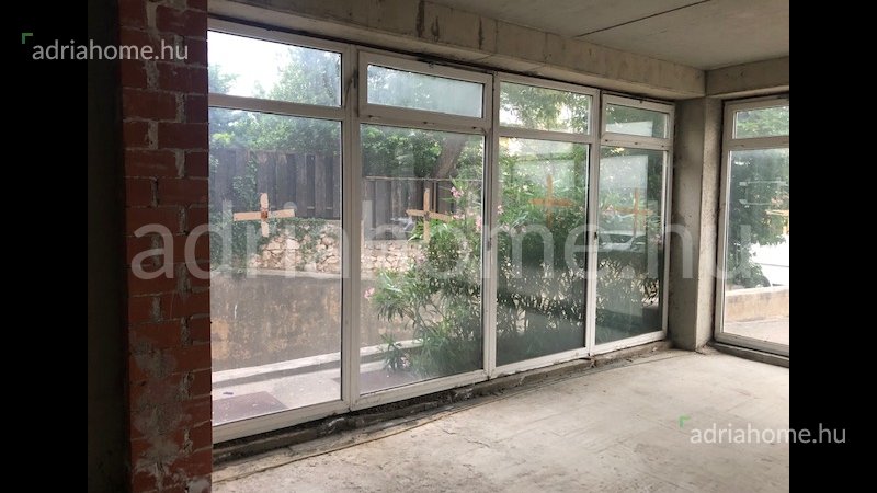 Novi Vinodolski – Poslovni prostor koji se može preurediti u 2 stana
