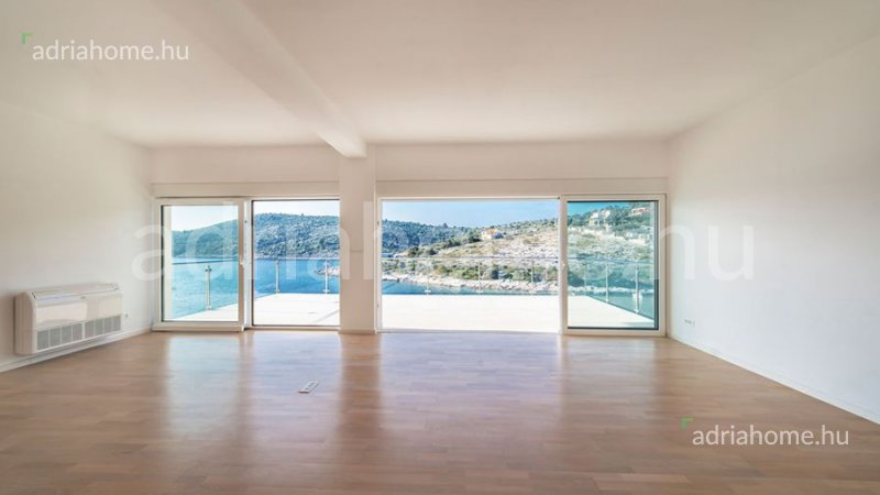 Rogoznica area - New modern villas, first row to the sea