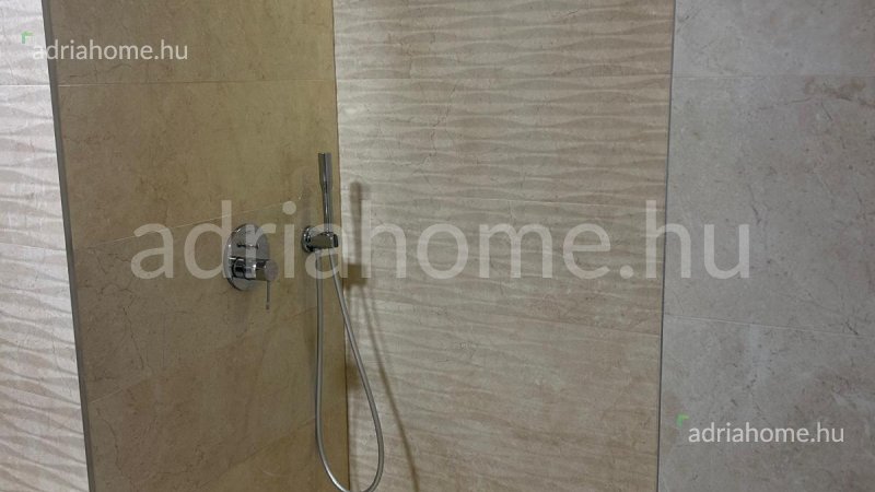 Crikvenica – Newly built, ground floor apartment with a spacious garden