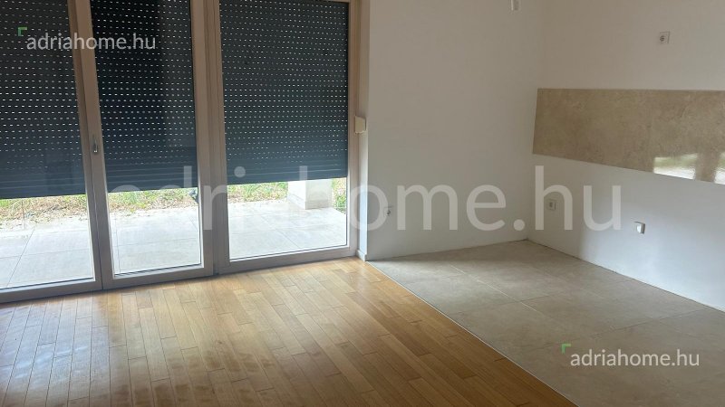 Crikvenica – Newly built, ground floor apartment with a spacious garden