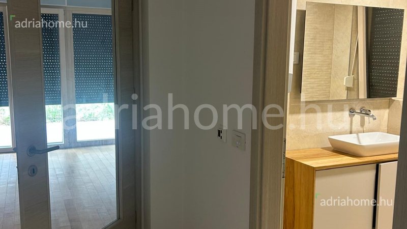 Crikvenica – Newly built, ground floor apartment with a spacious garden