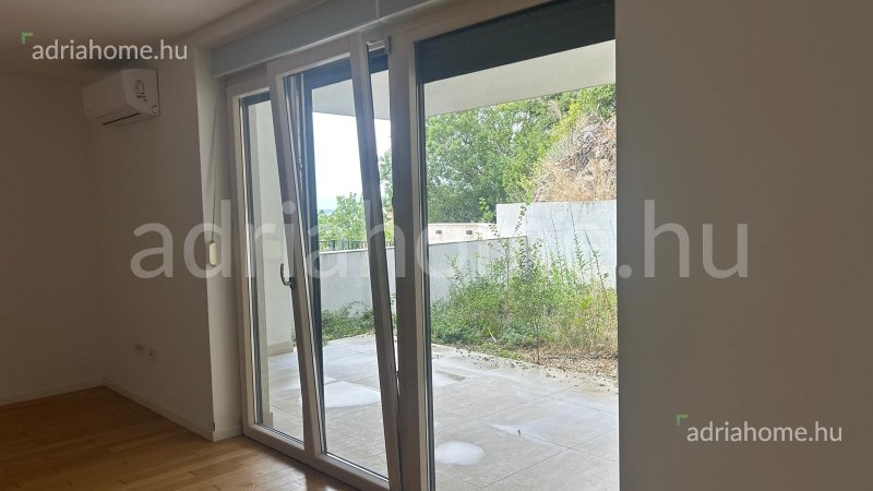 Crikvenica – Newly built, ground floor apartment with a spacious garden