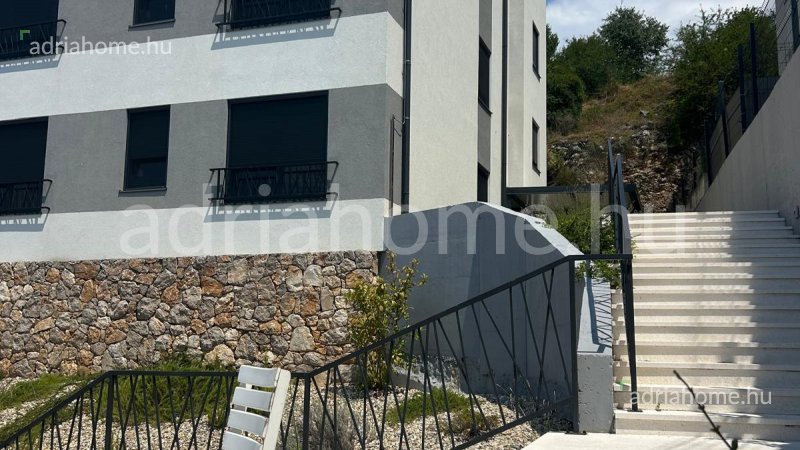 Crikvenica – Newly built, ground floor apartment with a spacious garden