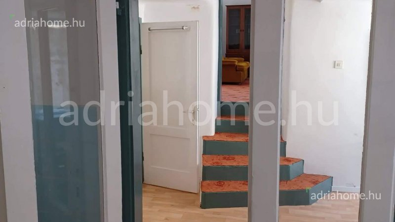 Senj - Lijepo renoviran dvoetažni stan u staroj gradskoj jezgri
