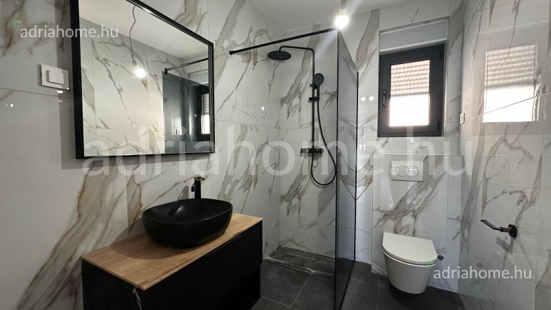Rogoznica – Apartmani u novogradnji na vrhunskoj lokaciji blizu mora i otvorenim pogledom na more