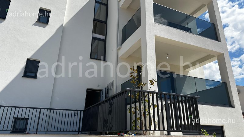 Rogoznica – Apartmani u novogradnji na vrhunskoj lokaciji blizu mora i otvorenim pogledom na more