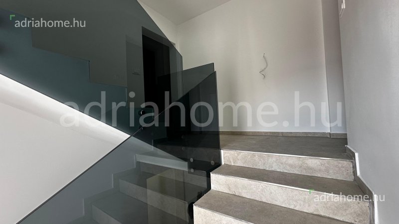Rogoznica – Apartmani u novogradnji na vrhunskoj lokaciji blizu mora i otvorenim pogledom na more