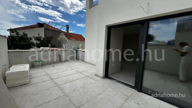 Rogoznica – Apartmani u novogradnji na vrhunskoj lokaciji blizu mora i otvorenim pogledom na more