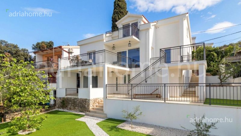 Okolica Trogira - Nova namještena vila na vrhunskoj lokaciji 1 red od mora