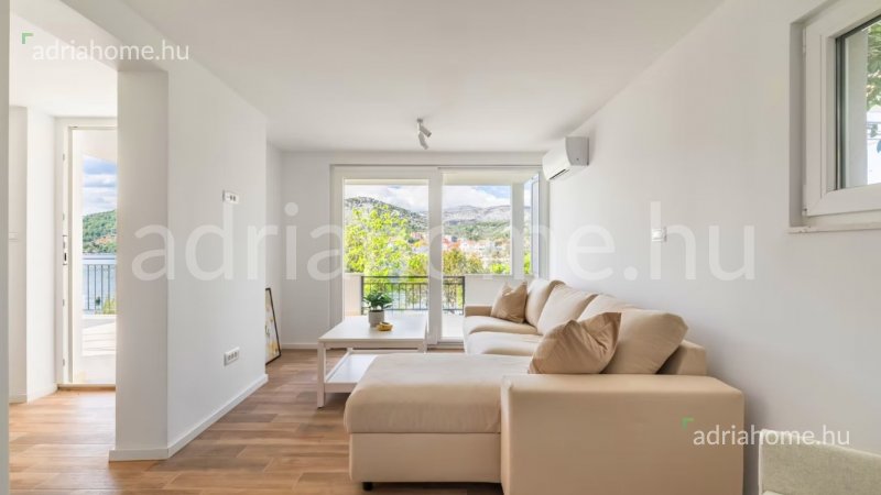 Okolica Trogira - Nova namještena vila na vrhunskoj lokaciji 1 red od mora