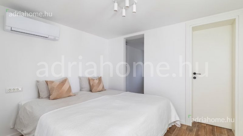 Okolica Trogira - Nova namještena vila na vrhunskoj lokaciji 1 red od mora