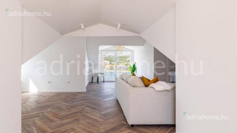 Okolica Trogira - Nova namještena vila na vrhunskoj lokaciji 1 red od mora