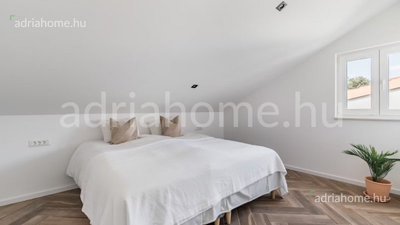 Okolica Trogira - Nova namještena vila na vrhunskoj lokaciji 1 red od mora