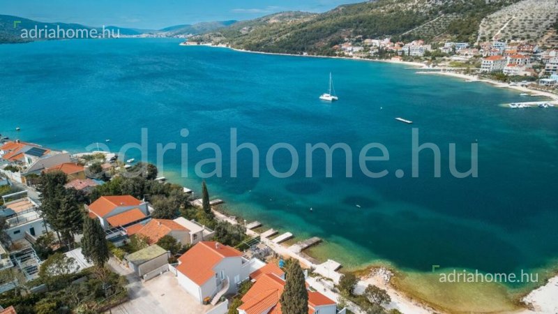 Okolica Trogira - Nova namještena vila na vrhunskoj lokaciji 1 red od mora