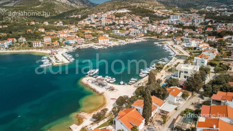 Okolica Trogira - Nova namještena vila na vrhunskoj lokaciji 1 red od mora