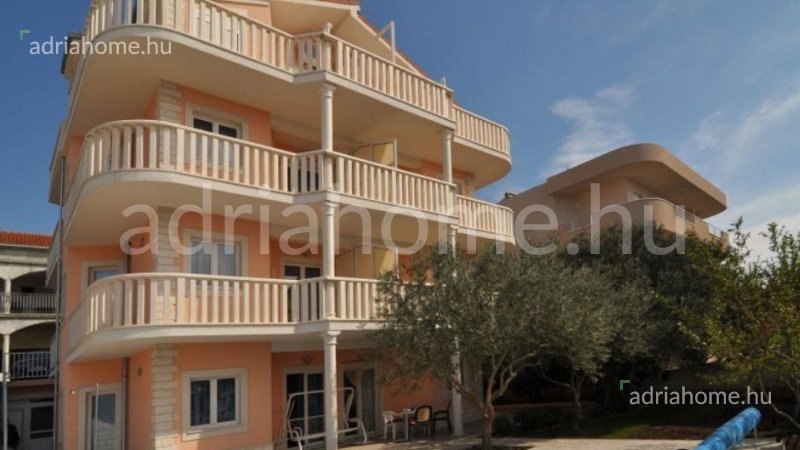 Rogoznica - Vila sa 7 apartmana 50 metara od mora (drugi red).