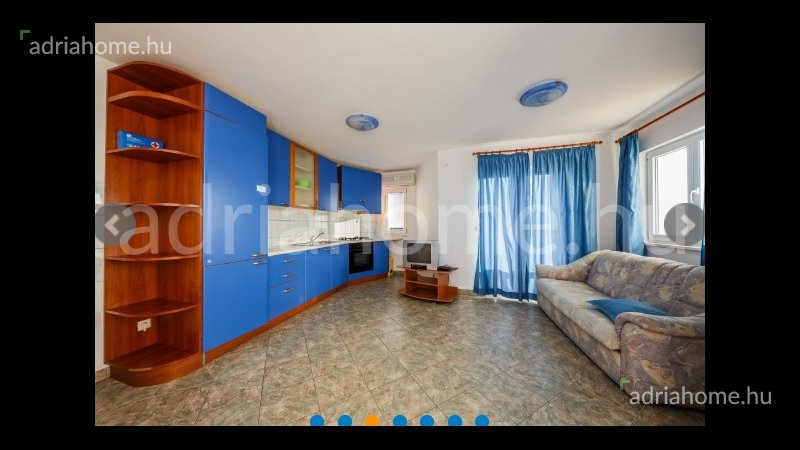 Rogoznica - Vila sa 7 apartmana 50 metara od mora (drugi red).