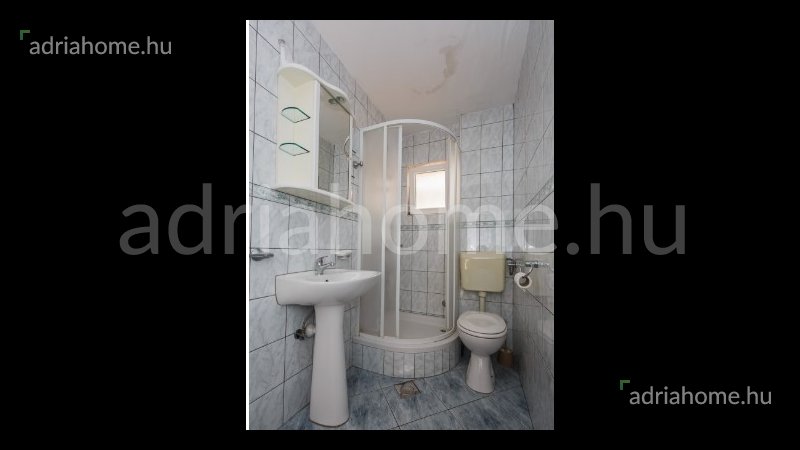 Rogoznica - Vila sa 7 apartmana 50 metara od mora (drugi red).
