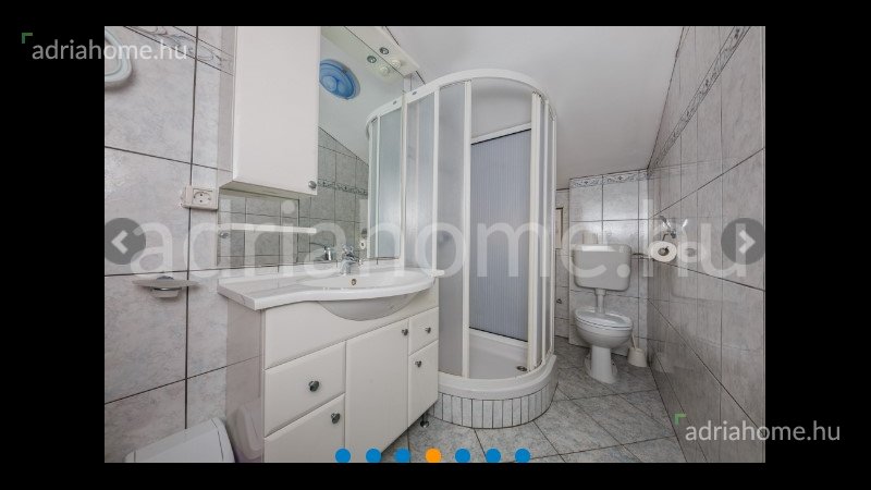 Rogoznica - Vila sa 7 apartmana 50 metara od mora (drugi red).